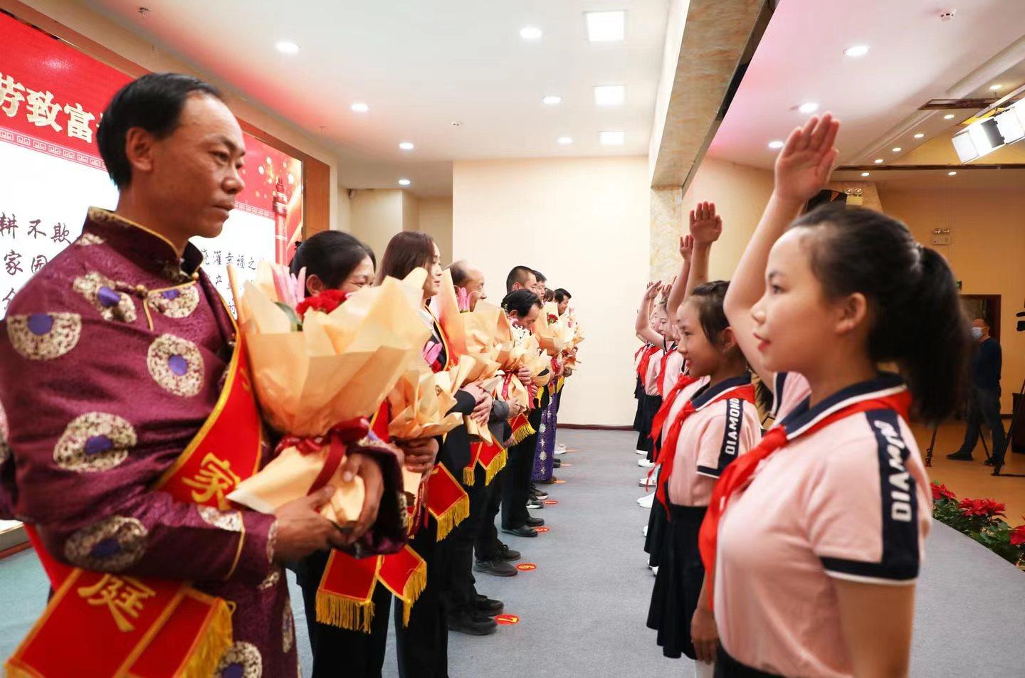 2022年天?？h“最美家庭”評(píng)選揭曉大會(huì)現(xiàn)場(chǎng).jpg